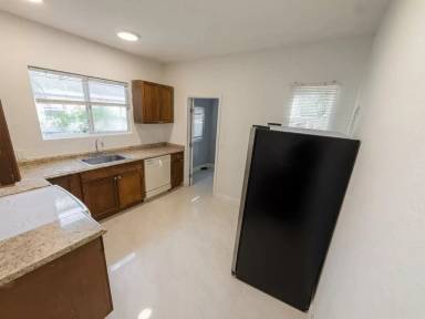 Main picture of 1154 W 25th St