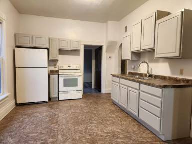 Main picture of 578 W Broadway St