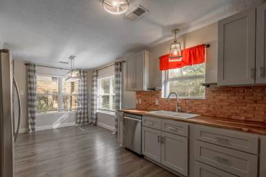 Main picture of 1022 Landing Way