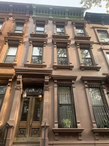 Main picture of 135 W 130th St