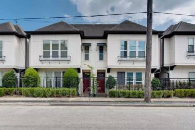 Main picture of 2924 Baer St