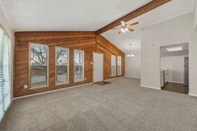 Main picture of 2101 S Interstate 35