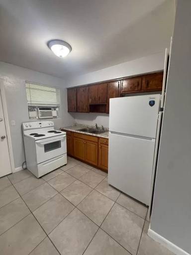 Main picture of 2000 Palafox St