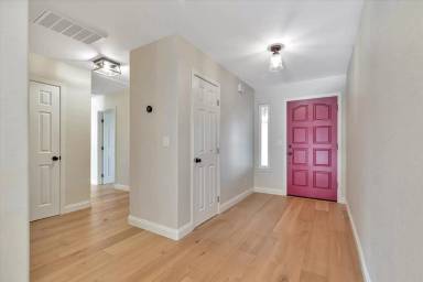 Main picture of 925 W Linden Rd