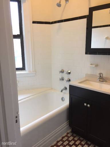 Main picture of 1470 Beacon St