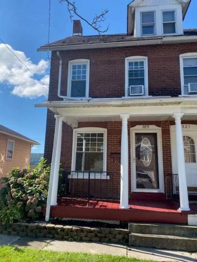 Main picture of 819 Spring St