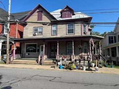 Main picture of 227 Main St