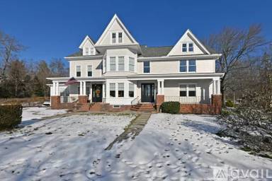 Main picture of 62 Elm St