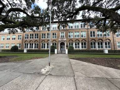 Main picture of 2525 College St