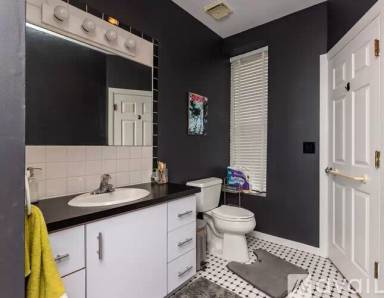 Main picture of 1301 N Hoyne Ave