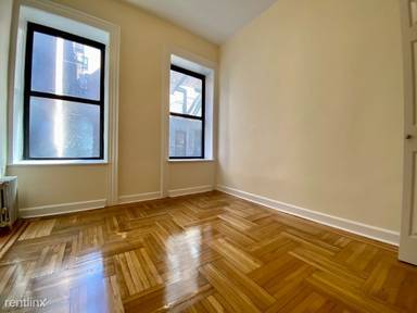 Main picture of 220 E 10th St