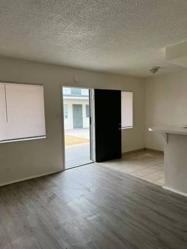 Main picture of 5495 Atlantic Ave
