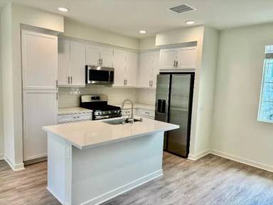 Main picture of 409 Lake Shore Way