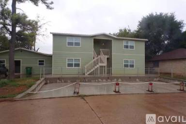 Main picture of 202 W Milam Ave