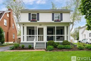 Main picture of 242 Lonsdale Ave
