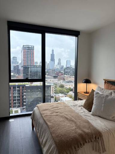 Main picture of 1498 W Randolph St