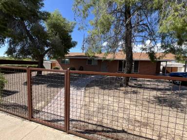 Main picture of 5501 E Spring St