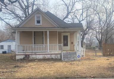 Main picture of 100 NW Fillmore St