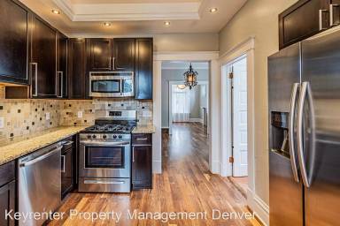 Main picture of 300 S Lincoln St