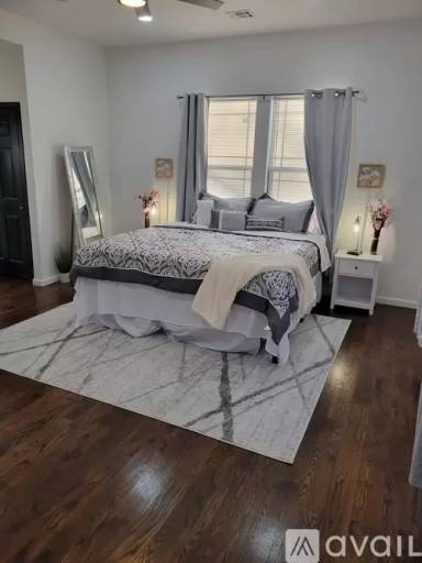 Main picture of 920 N Main St