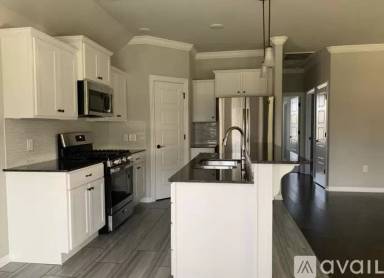 Main picture of 910 Lakeview Dr