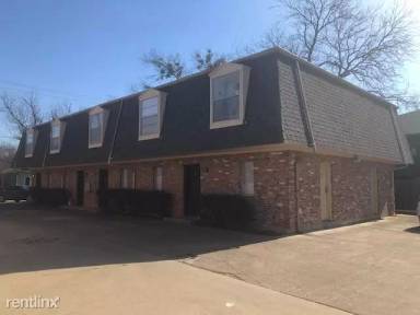 Main picture of 915 N Elm St
