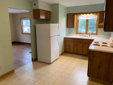 Main picture of 122 E 9th St