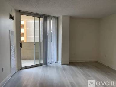 Main picture of 1000 Galapago St