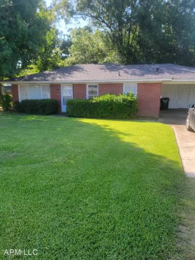 Main picture of 611 Travis St
