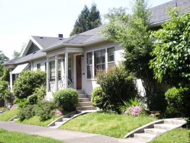 Main picture of 3349 SE Washington St