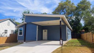 Main picture of 2322 E Houston St