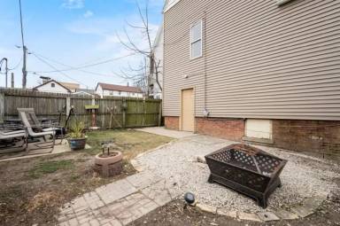 Main picture of 718 E Pearson St