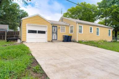 Main picture of 7946 Main St