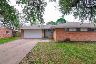 Main picture of 1602 George Bush Dr