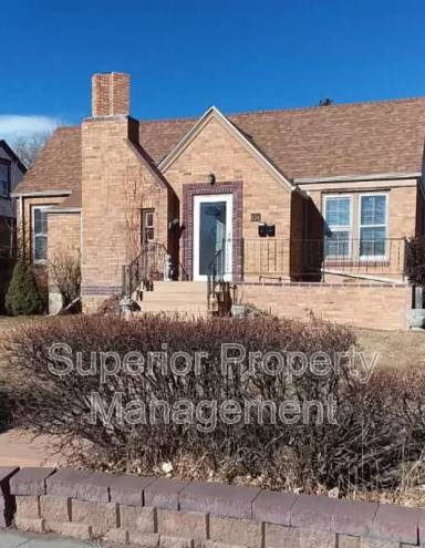Main picture of 104 W Pershing Blvd