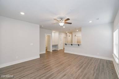 Main picture of McHenry Square