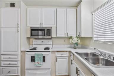 Main picture of Parkway Plaza Apartments