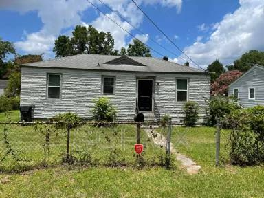 Main picture of 2652 Lawrence St