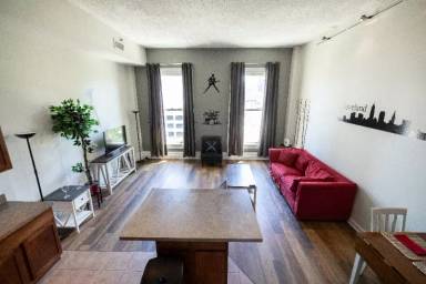 Main picture of 408 W Saint Clair Ave
