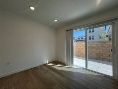 Main picture of 2536 Stage St