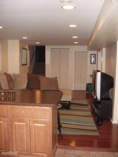 Main picture of 5245 W Montrose Ave