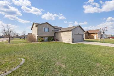 Main picture of 631 Airway Ct