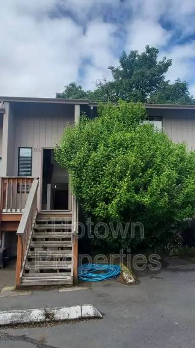 Main picture of 1520 SW Dewitt St