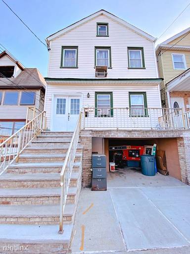 Main picture of 30 W 22nd St