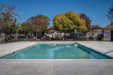 Main picture of 82 Kenbrook Cir