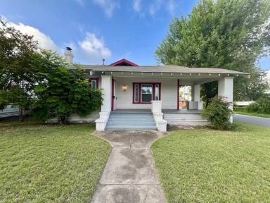 Main picture of 922 W Kings Hwy