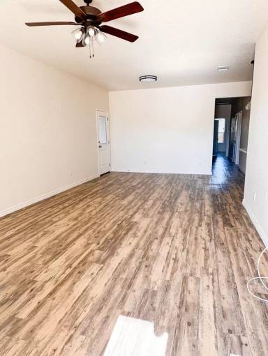 Main picture of 4913 Rose Garden Loop