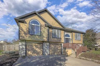 Main picture of 706 NW Baytree Cir