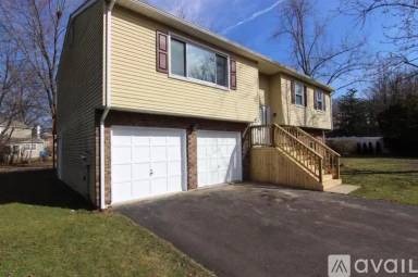 Main picture of 337 E 2nd St
