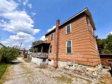 Main picture of 305 1/2 E Lutton St